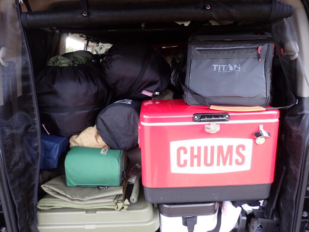 Coleman タスマンキャンピングマミーを車に積んでいる様子