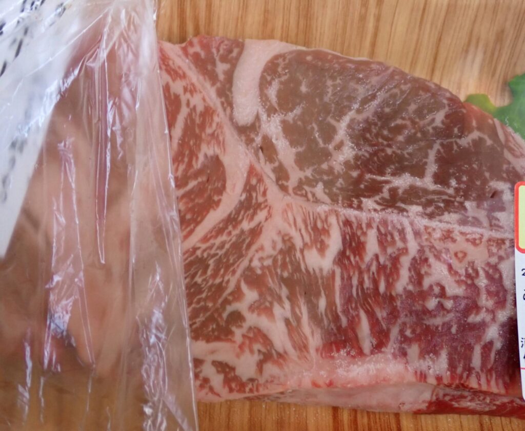 キャンプ帰宅後の肉の状態を写した写真