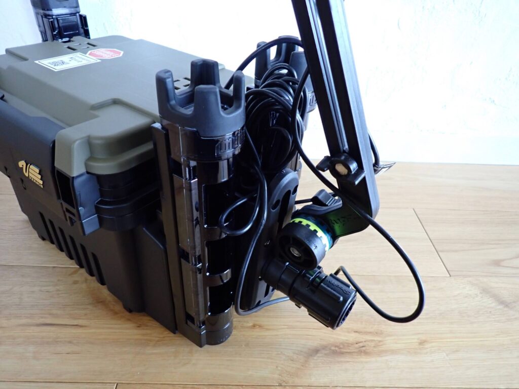 SUP前方サイドへ伸ばしたScottyトランスデューサーアームと振動子位置の写真