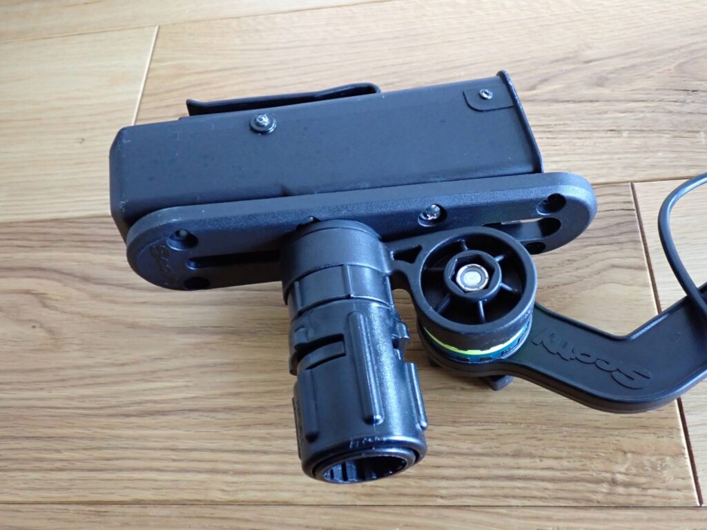 メイホウBMホルダーにScottyトランスデューサーアームをネジ固定した様子の写真