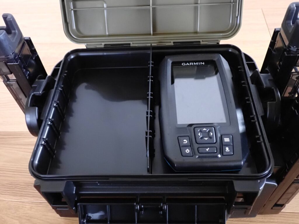 タックルボックス上部スペースに魚探がぴったり入っている様子