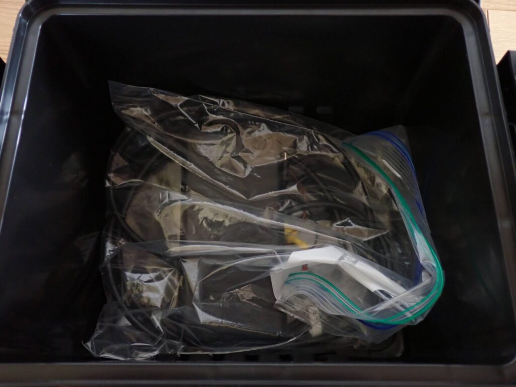 モバイルバッテリーをジップロックに入れTB3000内部へ収納している写真