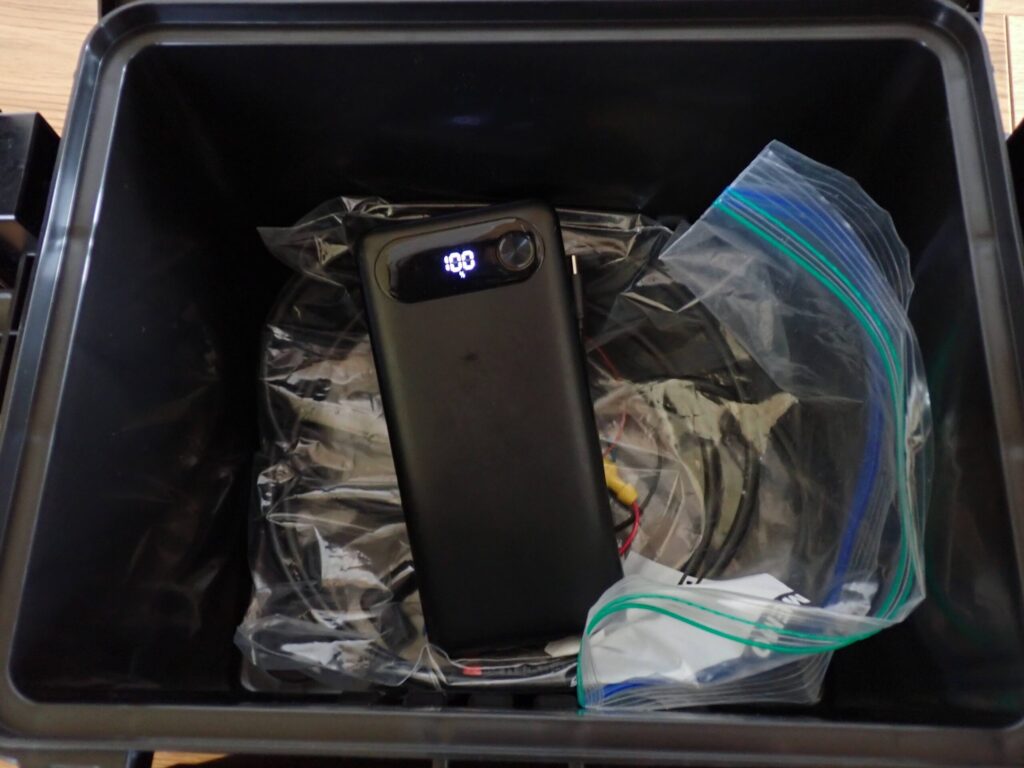 モバイルバッテリーでStriker 4+を運用している様子