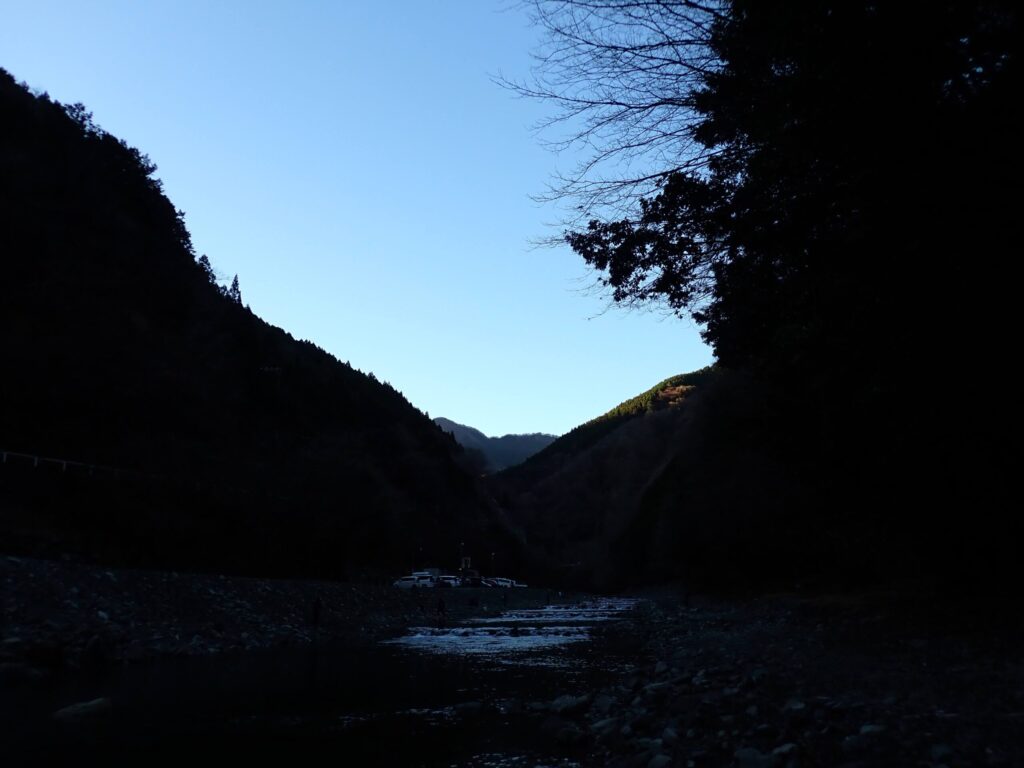 山間の朝の暗いエリアトラウト会場の様子
