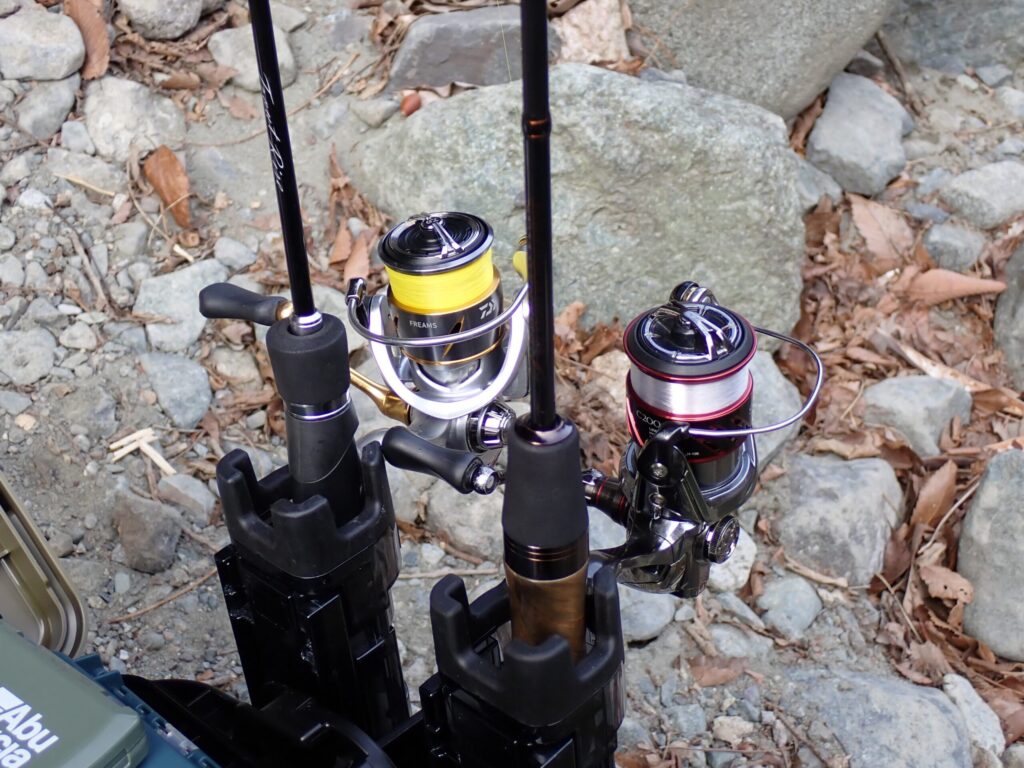 スピニングロッドをタックルボックスに挿してエリアトラウトをしている時の様子