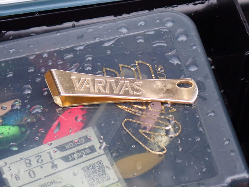 釣り場でのラインカッターのアップ写真