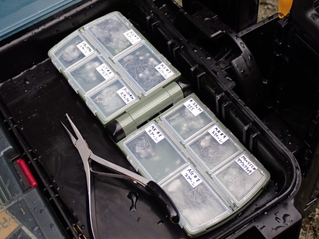 フックが数種類入ったフックケースの様子