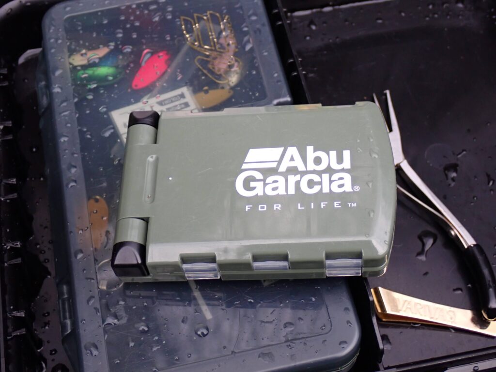 アブガルシアVS-355二つ折りケースを現場で使っている様子