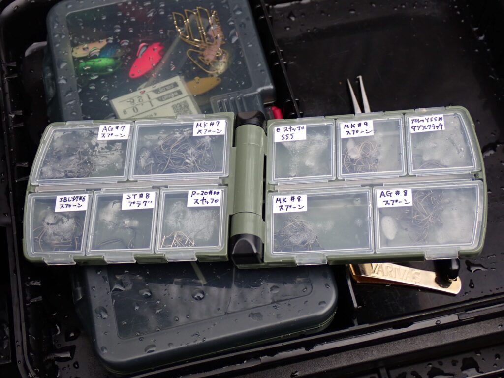 アブガルシアVS-355二つ折りケースに貼っているラベルを写した様子