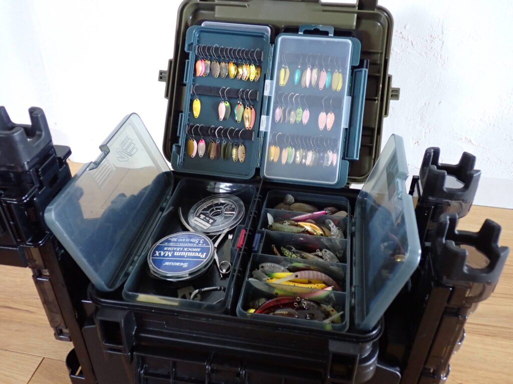 MEIHO VS-7055Nにプラグケースを収納した時の様子