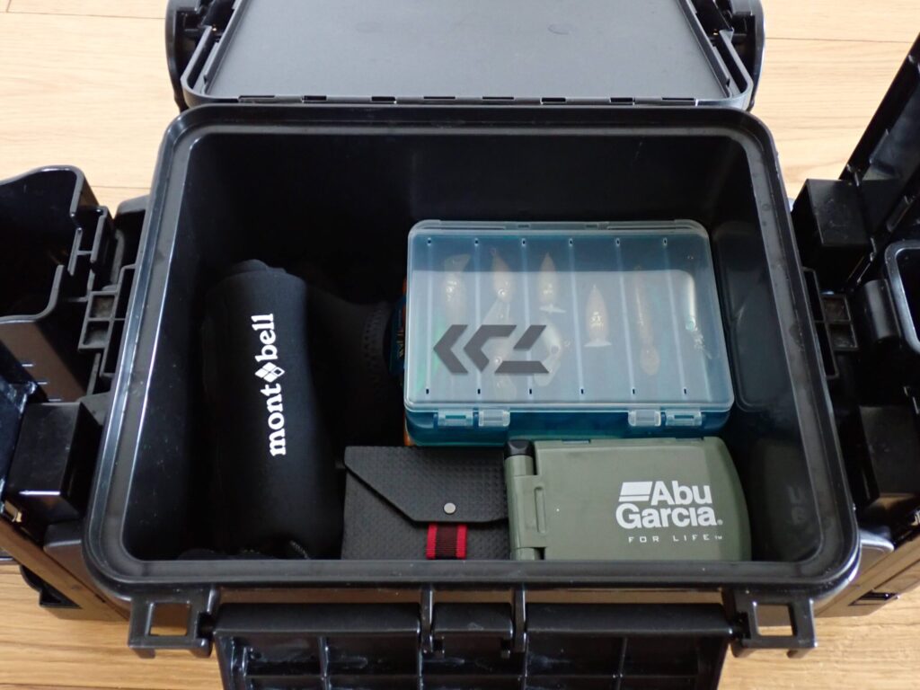 MEIHO VS-7055Nの下部スペースにアイテムを収納した様子