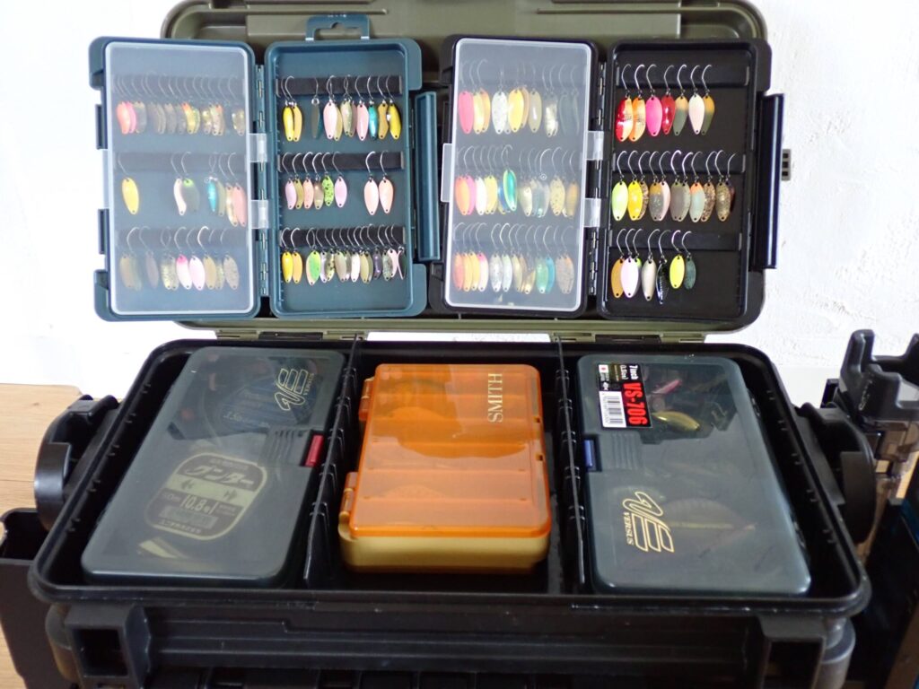 フリーボード1010A2枚をタックルボックスに展開している写真