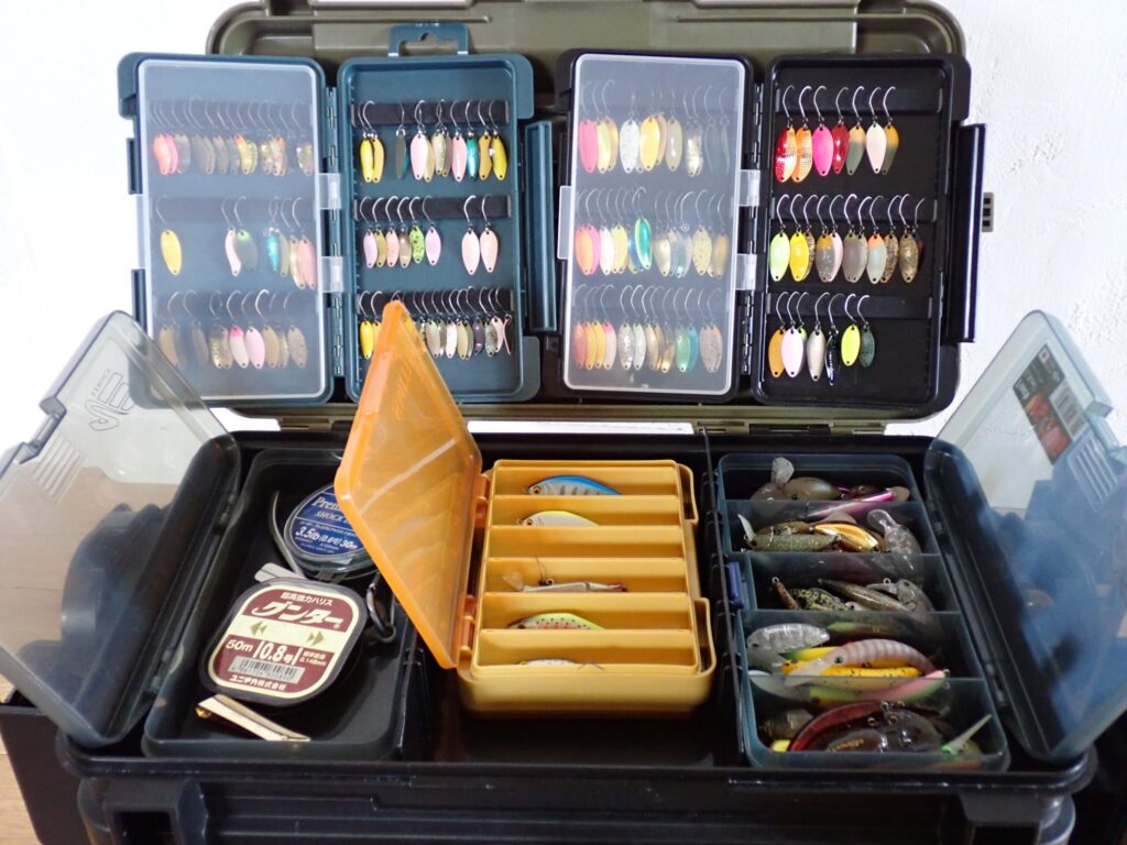 タックルボックス上部にルアーケースを展開している様子