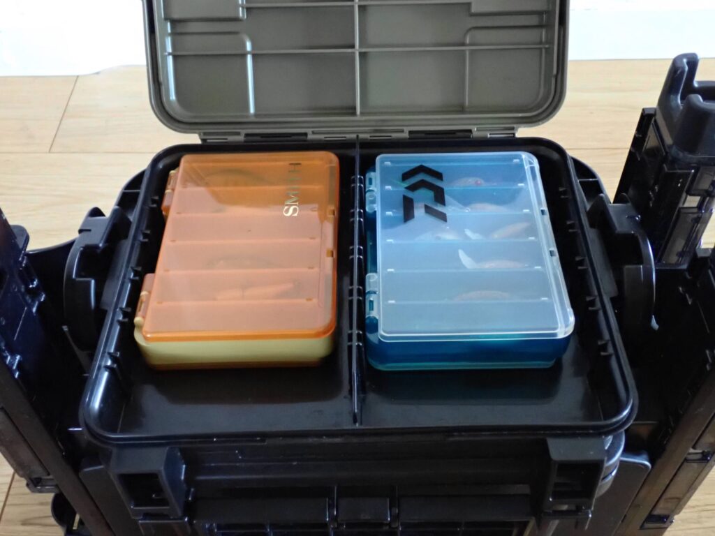 タックルボックス上部に小さめのプラグ用ケースを置いている様子