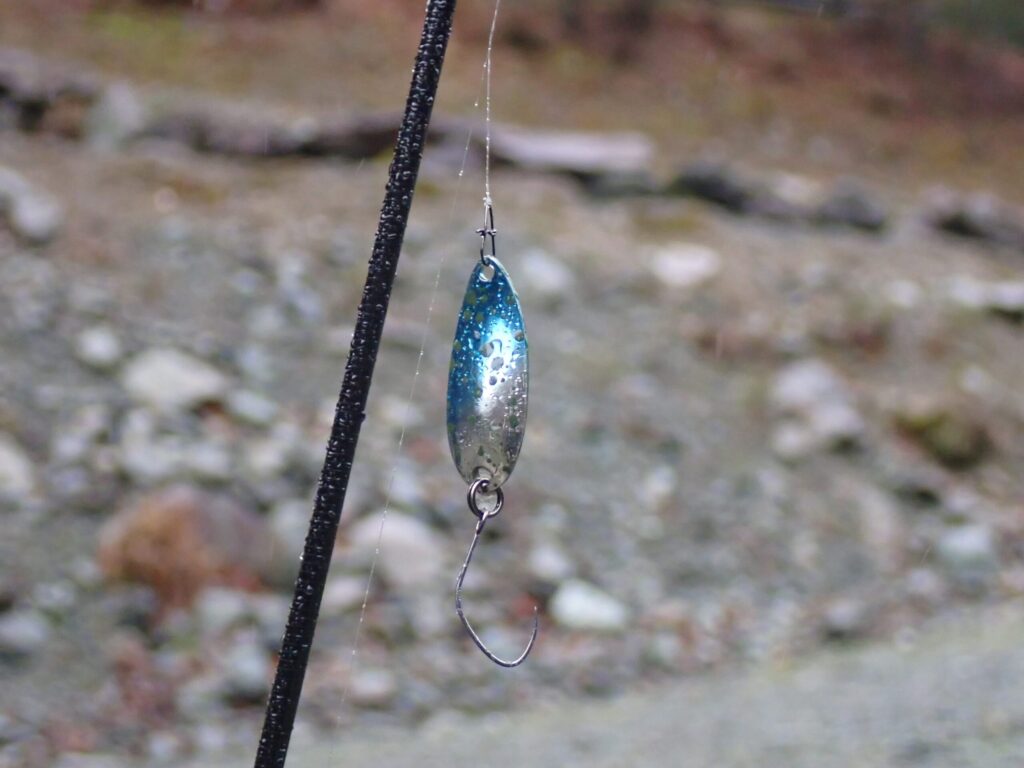 雨に濡れたロッドとルアーの様子