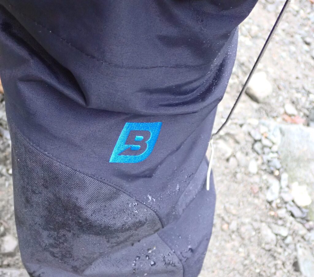 レイブンパンツを履いてエリアトラウトをやっている様子