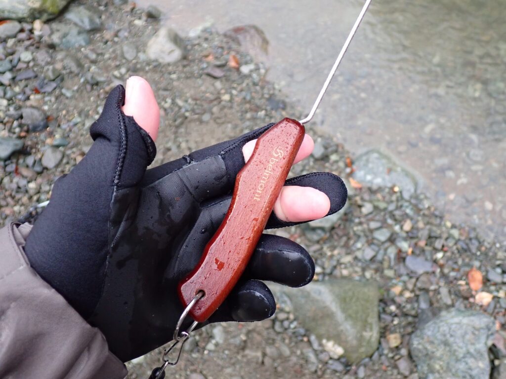 ベルモントのリリーサーをカードリングを介してピンオンリールに接続している様子