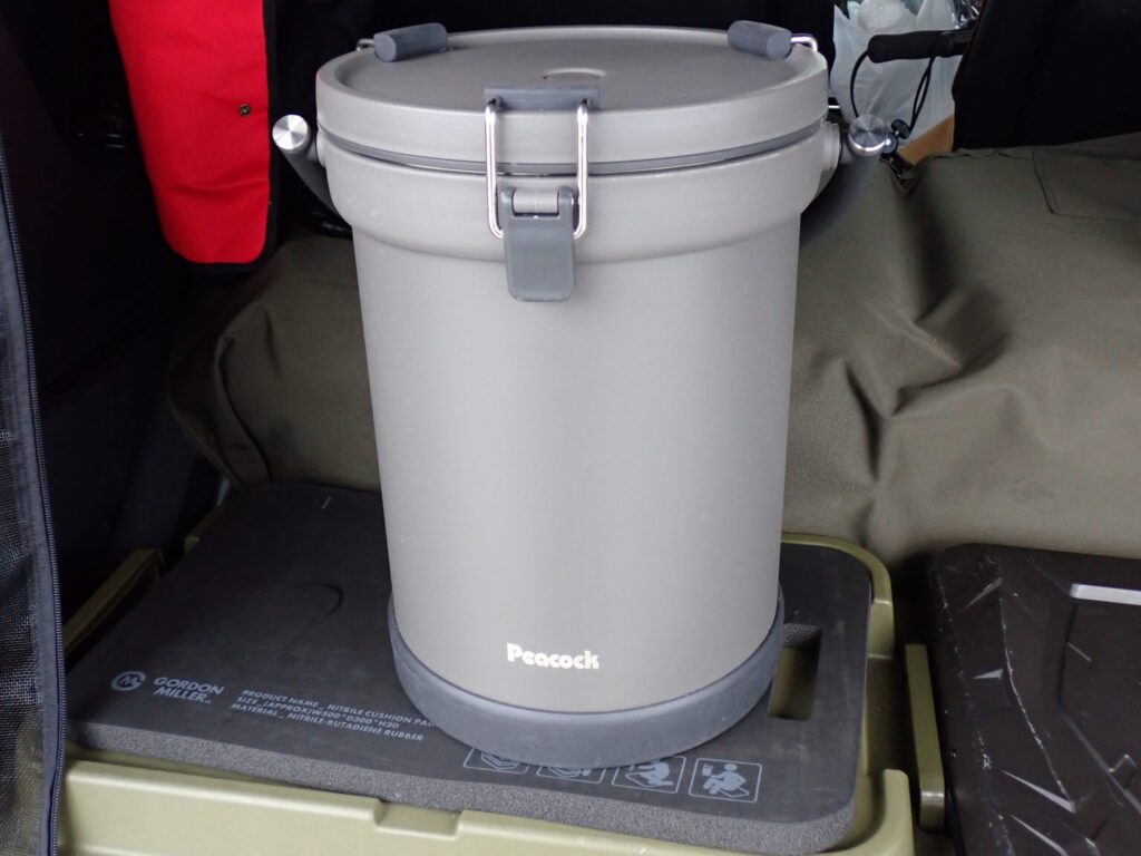 車に積んだピーコックの様子溶けない氷のクーラーボックス