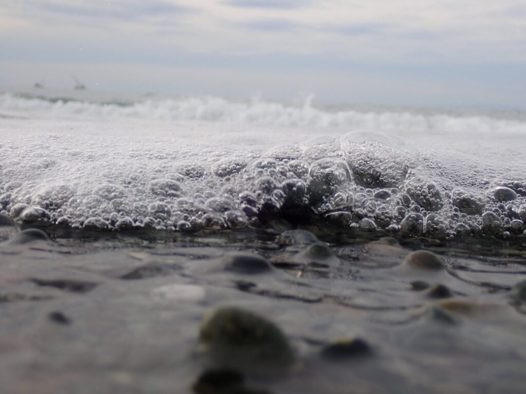 海に浸かりながら波打ち際を撮影したシーン