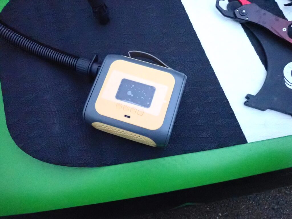 電動ポンプでSUPを膨らませている様子