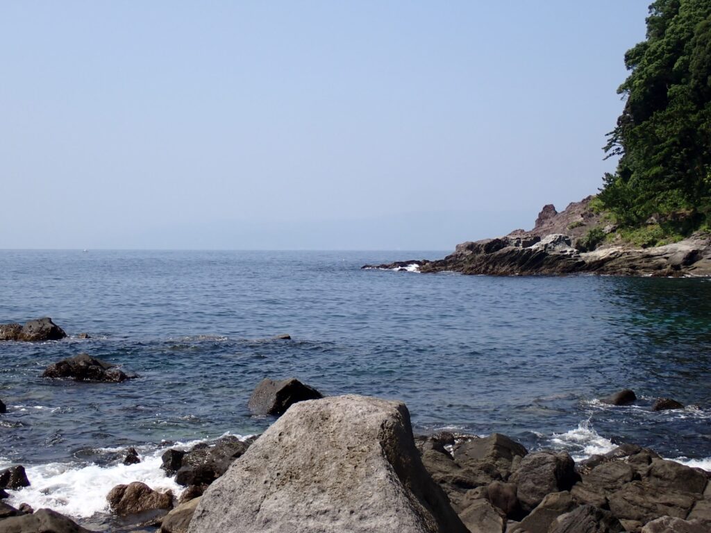 真夏の磯釣りの様子