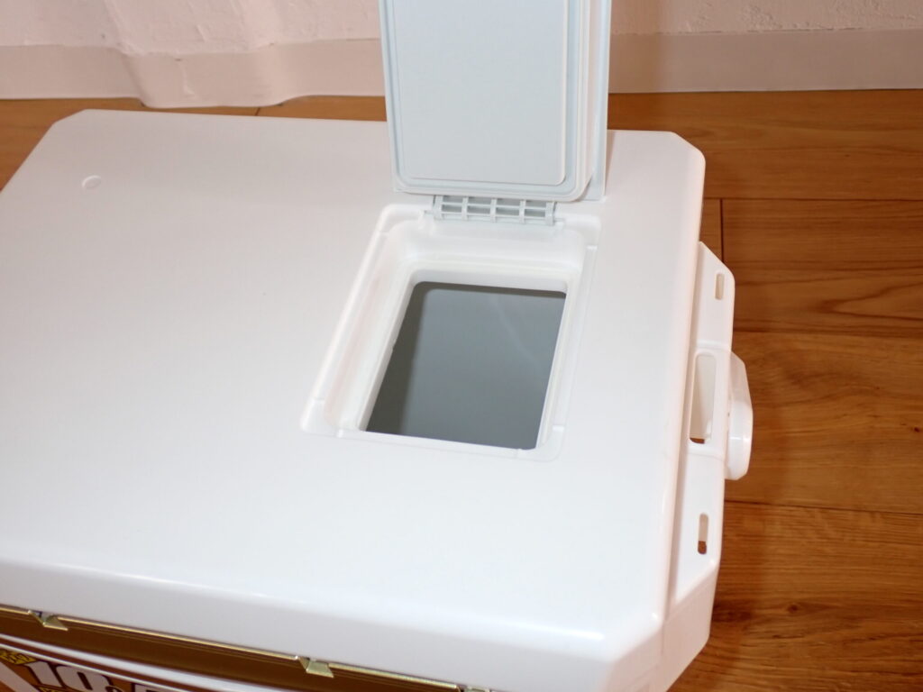 投入口を撮影した様子