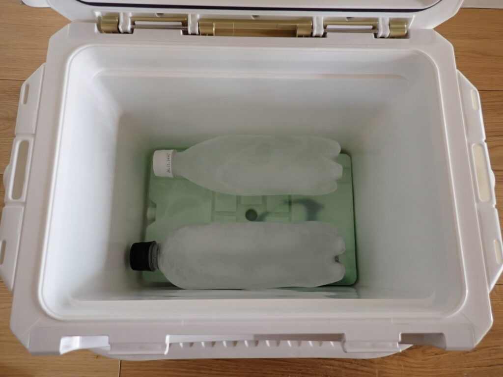 ペットボトル２本と保冷剤一個をクーラーに入れている様子