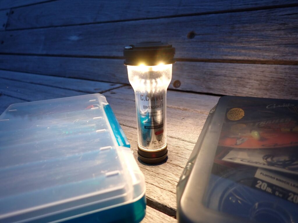 CARGO CONTAINER AIR LIGHTでルアーケースを照らしているシーン
