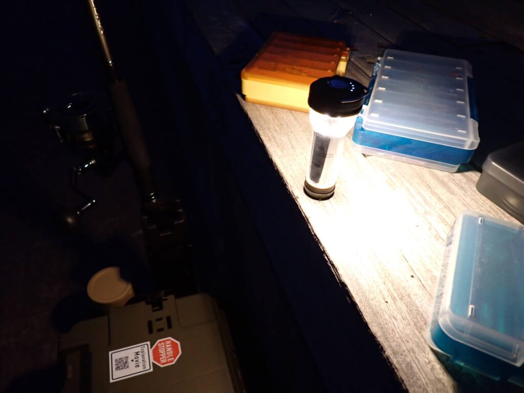 CARGO CONTAINER AIR LIGHでタックルや道具を段差を使って照らしている様子
