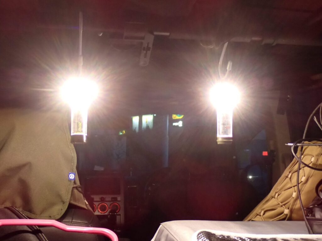 車内でGOAL ZEROのLIGHTHOUSE micro FLASHとCARGO CONTAINER AIR LIGHTを使っている様子
