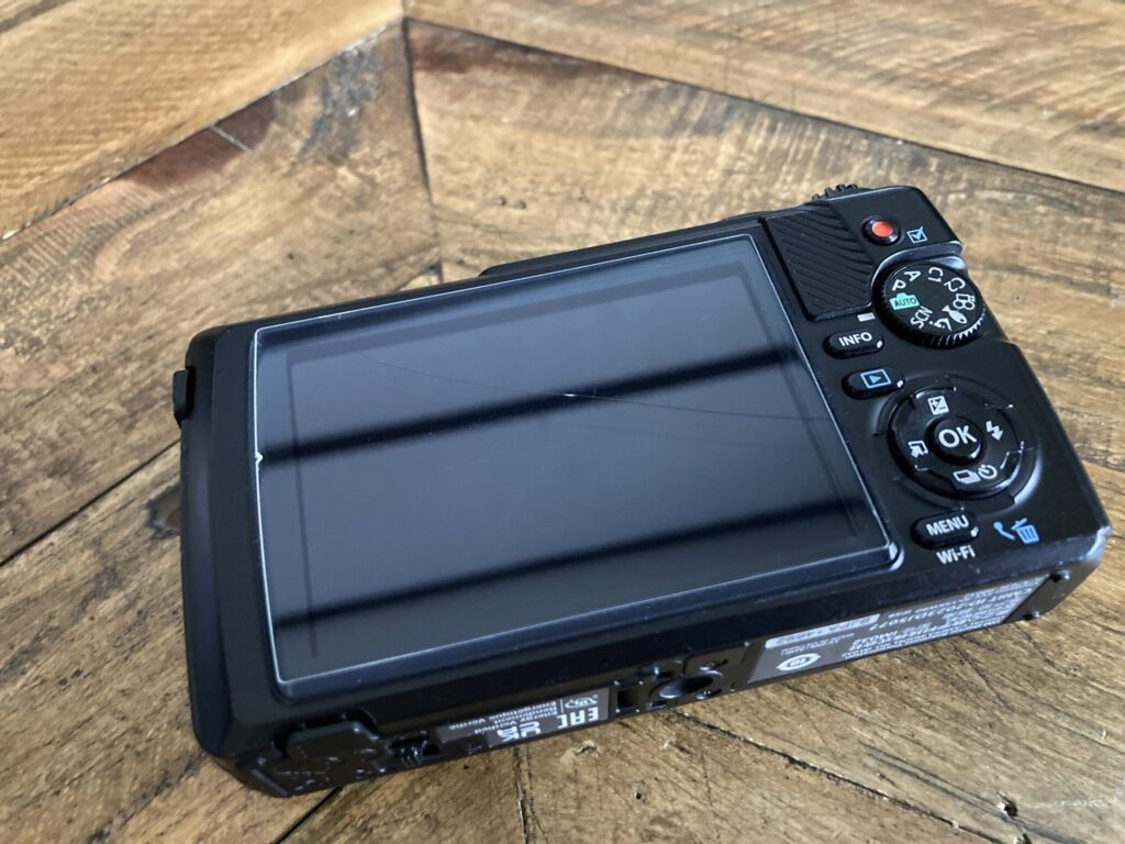 TG-7背面と液晶保護シート