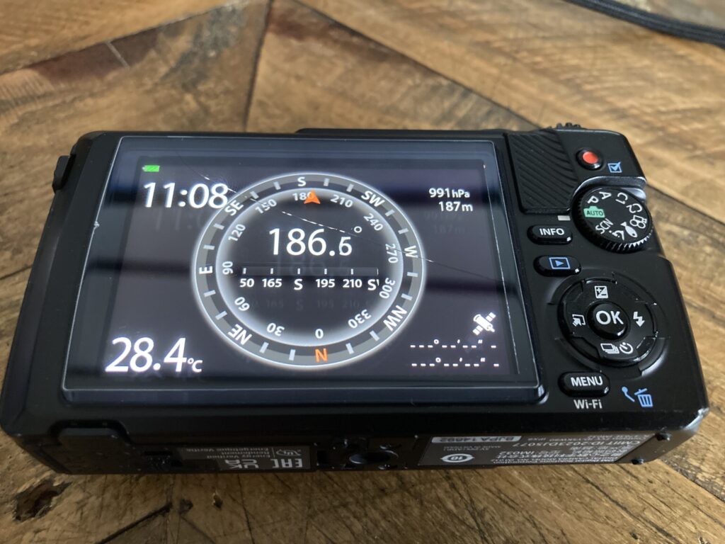 TG-7背面液晶に方位磁石を表示した状態