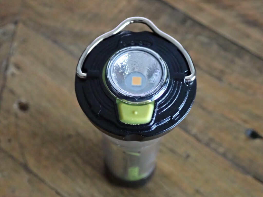 GOAL ZERO LIGHTHOUSE micro FLASHの黄色いボタンのアップ
