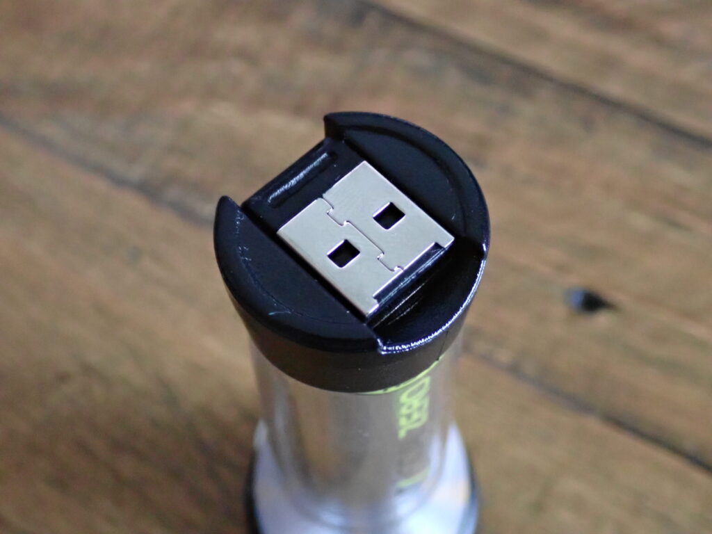 GOAL ZERO LIGHTHOUSE micro FLASHの充電タイプAが収納されている様子