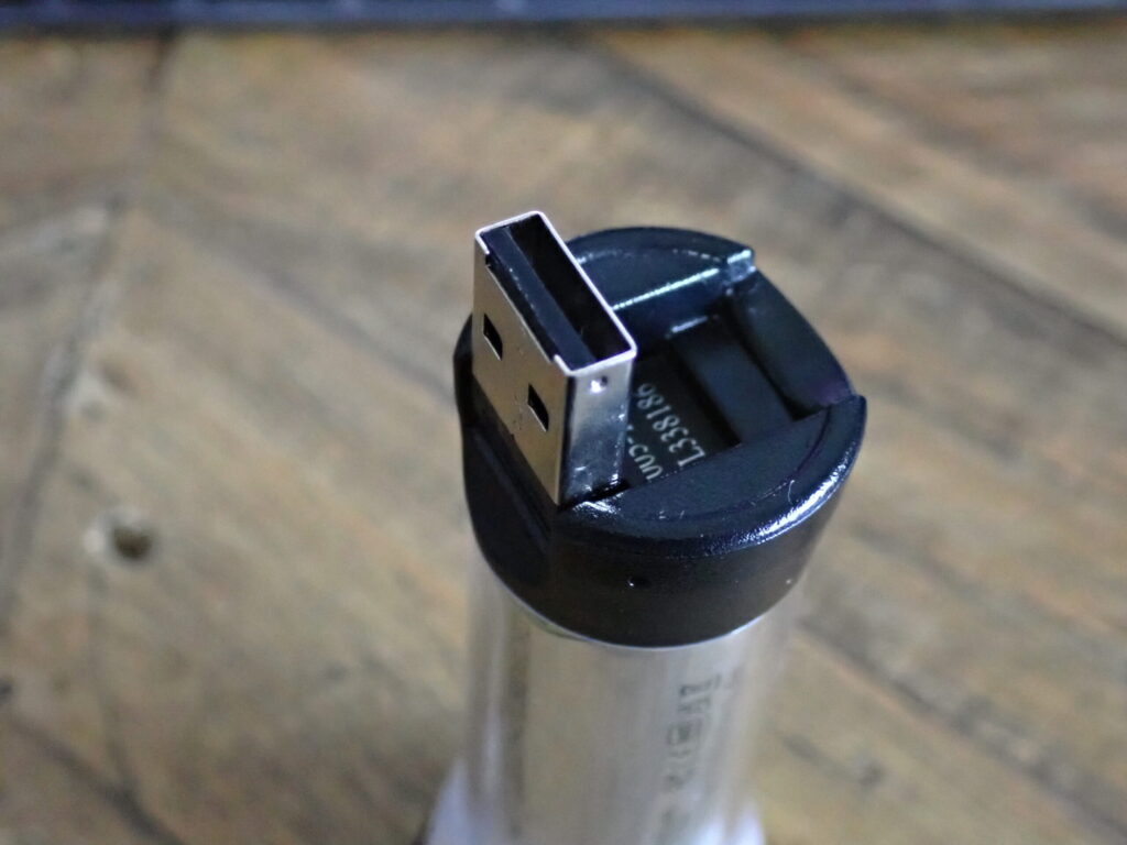 GOAL ZERO LIGHTHOUSE micro FLASHの充電用タイプAを取り出している様子