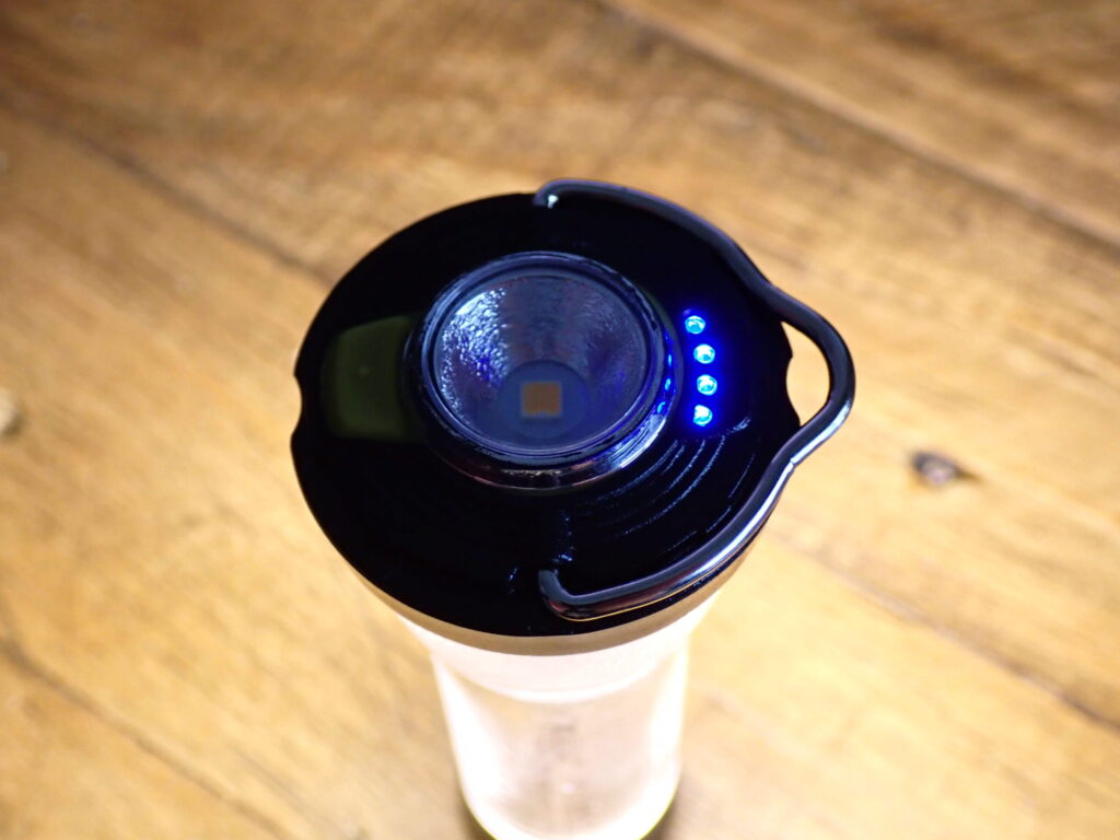 GOAL ZERO LIGHTHOUSE micro FLASHの電池の持ちを自宅でチェックしたシーン