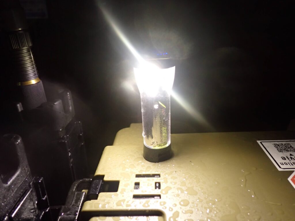 雨の日にLIGHTHOUSE micro FLASHをタックルボックスの上で使っている様子