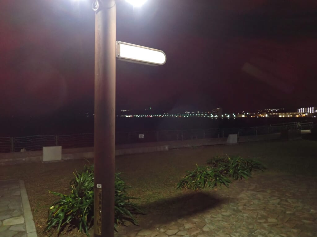 常夜灯のある堤防