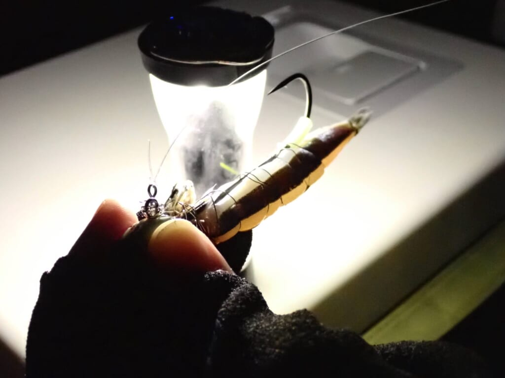 GOAL ZEROのLIGHTHOUSE micro FLASHの灯でテンヤを作っている様子